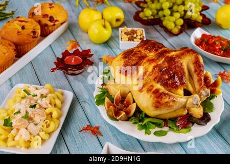 Feiertag Thanksgiving Tag Partytisch mit traditionellen festlichen Speisen. Stockfoto