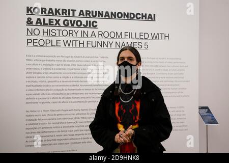 Der amerikanische Künstler Alex Gvojic (Partner) nimmt an der Präsentation der ersten Ausstellung in Portugal von Korakrit Arunanondchai (Thailand, 1986) im Serralves Museum Teil. Diese Künstler bewegen sich zwischen den Bereichen Video, Performance, Skulptur und Installation, die zwischen zwei Kulturen geteilt sind: Dem Osten, wo sie geboren und aufgewachsen sind, und dem Westen, insbesondere dem der USA, am November 2020 in Porto, Portugal. Die Ausstellung No history in a room filled with people with funny Names 5 (2019) ist eine Installation, die in Zusammenarbeit mit dem Künstler Alex Gvojic geschaffen wurde Stockfoto