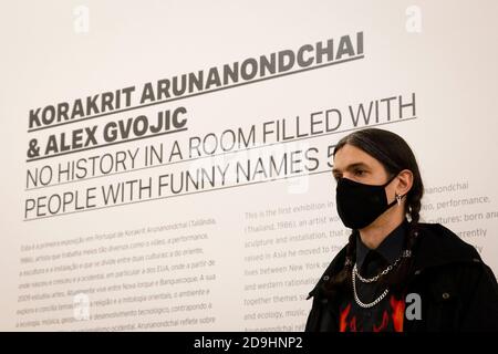 Der amerikanische Künstler Alex Gvojic (Partner) nimmt an der Präsentation der ersten Ausstellung in Portugal von Korakrit Arunanondchai (Thailand, 1986) im Serralves Museum Teil. Diese Künstler bewegen sich zwischen den Bereichen Video, Performance, Skulptur und Installation, die zwischen zwei Kulturen geteilt sind: Dem Osten, wo sie geboren und aufgewachsen sind, und dem Westen, insbesondere dem der USA, am November 2020 in Porto, Portugal. Die Ausstellung No history in a room filled with people with funny Names 5 (2019) ist eine Installation, die in Zusammenarbeit mit dem Künstler Alex Gvojic geschaffen wurde Stockfoto