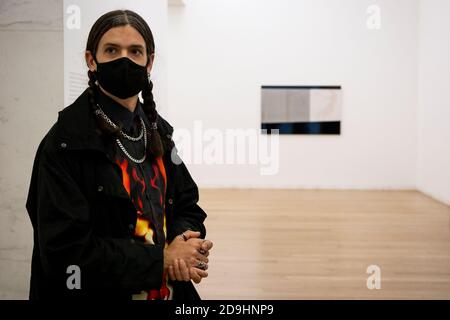 Der amerikanische Künstler Alex Gvojic (Partner) nimmt an der Präsentation der ersten Ausstellung in Portugal von Korakrit Arunanondchai (Thailand, 1986) im Serralves Museum Teil. Diese Künstler bewegen sich zwischen den Bereichen Video, Performance, Skulptur und Installation, die zwischen zwei Kulturen geteilt sind: Dem Osten, wo sie geboren und aufgewachsen sind, und dem Westen, insbesondere dem der USA, am November 2020 in Porto, Portugal. Die Ausstellung No history in a room filled with people with funny Names 5 (2019) ist eine Installation, die in Zusammenarbeit mit dem Künstler Alex Gvojic geschaffen wurde Stockfoto