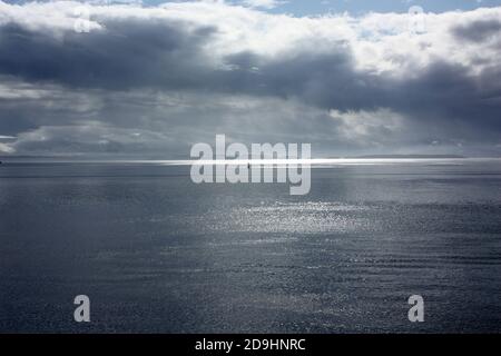 Der Blick nach Westen vom Brooks Point Regional Park auf South Pender Island zu den Gulf Islands in British Columbia, Kanada Stockfoto