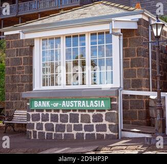 WARRNAMBOOL, VICTORIA, AUSTRALIEN - 16. APRIL 2019: Flagstaff Hill Maritime Museum, Außenansicht der Bank of Australasia Stockfoto