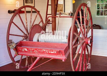 WARRNAMBOOL, VICTORIA, AUSTRALIEN - 16. APRIL 2019: Flagstaff Hill Maritime Museum, Schlauchwagen im Inneren der Feuerwache Stockfoto