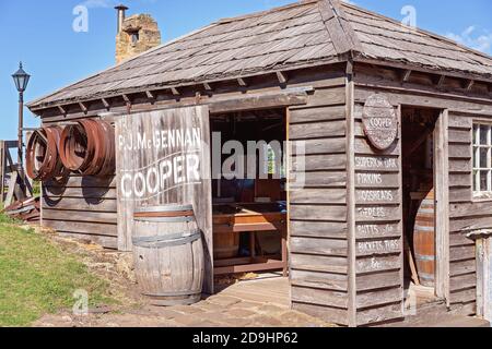 WARRNAMBOOL, VICTORIA, AUSTRALIEN - 16. APRIL 2019: Flagstaff Hill Maritime Museum, Village cooper Shop Stockfoto