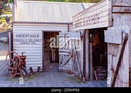 WARRNAMBOOL, VICTORIA, AUSTRALIEN - 16. APRIL 2019: Flagstaff Hill Maritime Museum, Bestatter- und Schmiedegeschäfte Stockfoto