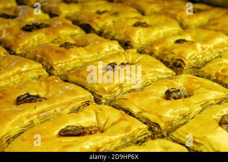 Baklava oder Pakhlava mit Walnüssen, Nahaufnahme, selektiver Fokus Stockfoto