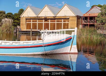 WARRNAMBOOL, VICTORIA, AUSTRALIEN - 16. APRIL 2019: Flagstaff Hill Maritime Museum, Dorfhafen mit Schiff chandler und Boot schwimmend im Vordergrund Stockfoto