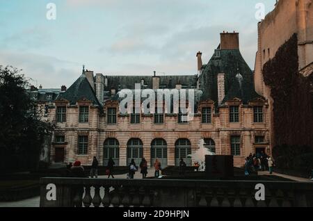 PARIS, FRANKREICH - Nov 02, 2020: Wunderschöne Landschaft aufgenommen von den erstaunlichen architektonischen Stätten von Paris während des Tages. Stockfoto