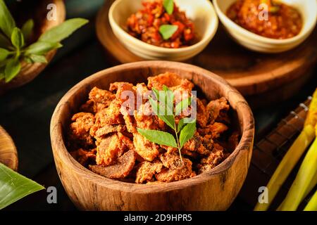 Babi Goreng. Balinesisches Gericht mit gebratenen marinierten Schweinebauch-Chips. Stockfoto