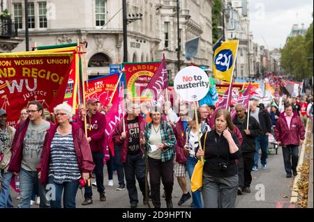 "Großbritannien braucht EINE Gehaltserhöhung", marsch und Kundgebung organisierten TUC (Gewerkschaftskongress), um gegen die Regierungen zu protestieren, die das Sparprogramm fortsetzen. Piccadilly, London, Großbritannien. 18. Oktober 2014 Stockfoto