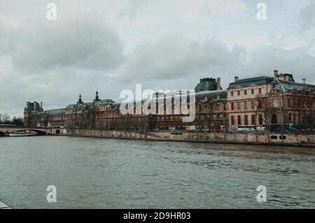 PARIS, FRANKREICH - Nov 02, 2020: Wunderschöne Landschaft aufgenommen von den erstaunlichen architektonischen Stätten von Paris während des Tages. Stockfoto