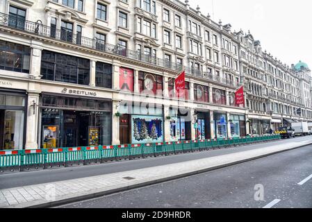 London, Großbritannien. November 2020. Der berühmte Spielzeugladen Hamleys in der Londoner Regent Street ist geschlossen und die Straßen leer, als England seine zweite Sperre eintrat. Kredit: SOPA Images Limited/Alamy Live Nachrichten Stockfoto