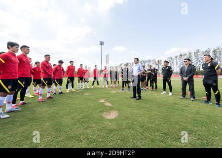 Der Präsident des chinesischen Fußballverbands (CFA) Chen Xuyuan hält eine Rede, während sie die chinesische Fußballnationalmannschaft besucht, wenn sie in Shanghai trainiert, Stockfoto