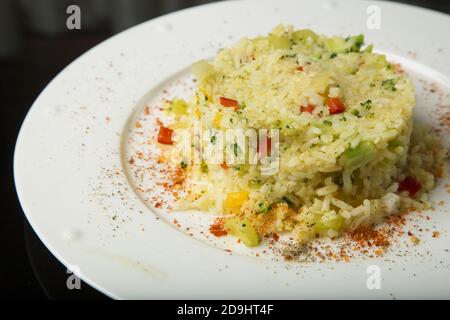 Teller gekochter Reis mit fein gehacktem Gemüse Stockfoto