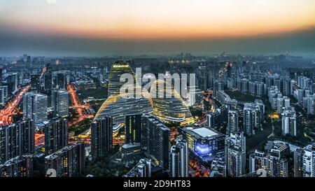 Luftaufnahme des beleuchteten Wangjing SOHO in Peking, China, 7. Oktober 2020. Stockfoto