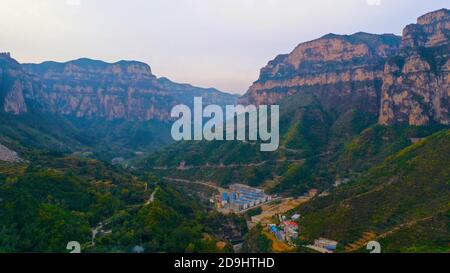 Eine Luftaufnahme des Taihang-Gebirges, einer chinesischen Bergkette, die am östlichen Rand des Loess-Plateaus entlang führt, wobei die Bäume entweder rot und gelb werden Stockfoto