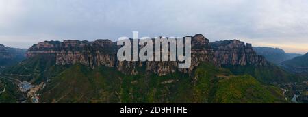 Eine Luftaufnahme des Taihang-Gebirges, einer chinesischen Bergkette, die am östlichen Rand des Loess-Plateaus entlang führt, wobei die Bäume entweder rot und gelb werden Stockfoto