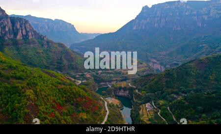 Eine Luftaufnahme des Taihang-Gebirges, einer chinesischen Bergkette, die am östlichen Rand des Loess-Plateaus entlang führt, wobei die Bäume entweder rot und gelb werden Stockfoto