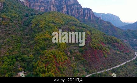 Eine Luftaufnahme des Taihang-Gebirges, einer chinesischen Bergkette, die am östlichen Rand des Loess-Plateaus entlang führt, wobei die Bäume entweder rot und gelb werden Stockfoto