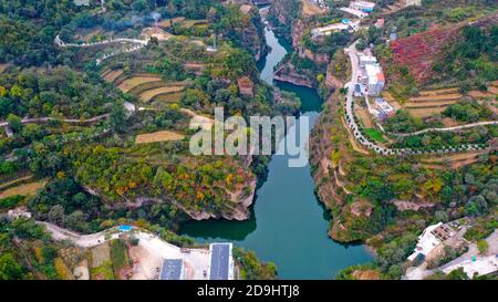 Eine Luftaufnahme des Taihang-Gebirges, einer chinesischen Bergkette, die am östlichen Rand des Loess-Plateaus entlang führt, wobei die Bäume entweder rot und gelb werden Stockfoto