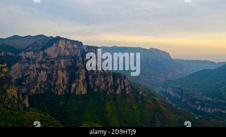 Eine Luftaufnahme des Taihang-Gebirges, einer chinesischen Bergkette, die am östlichen Rand des Loess-Plateaus entlang führt, wobei die Bäume entweder rot und gelb werden Stockfoto