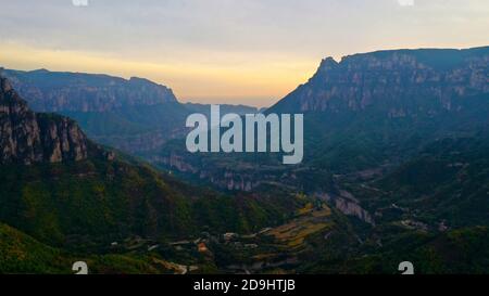 Eine Luftaufnahme des Taihang-Gebirges, einer chinesischen Bergkette, die am östlichen Rand des Loess-Plateaus entlang führt, wobei die Bäume entweder rot und gelb werden Stockfoto