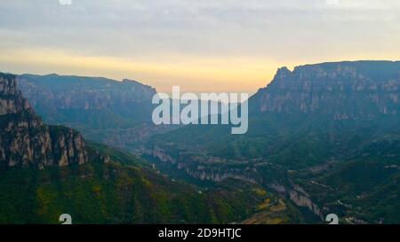 Eine Luftaufnahme des Taihang-Gebirges, einer chinesischen Bergkette, die am östlichen Rand des Loess-Plateaus entlang führt, wobei die Bäume entweder rot und gelb werden Stockfoto