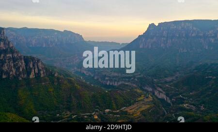 Eine Luftaufnahme des Taihang-Gebirges, einer chinesischen Bergkette, die am östlichen Rand des Loess-Plateaus entlang führt, wobei die Bäume entweder rot und gelb werden Stockfoto