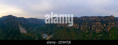 Eine Luftaufnahme des Taihang-Gebirges, einer chinesischen Bergkette, die am östlichen Rand des Loess-Plateaus entlang führt, wobei die Bäume entweder rot und gelb werden Stockfoto