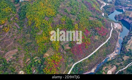 Eine Luftaufnahme des Taihang-Gebirges, einer chinesischen Bergkette, die am östlichen Rand des Loess-Plateaus entlang führt, wobei die Bäume entweder rot und gelb werden Stockfoto