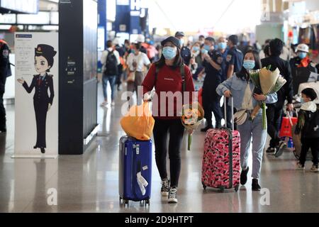 Am 8. Oktober 2020 laufen Menschen auf dem internationalen Flughafen Kunming Changshui in der Stadt Kunming, südwestlich der Provinz Yunnan in China. Stockfoto