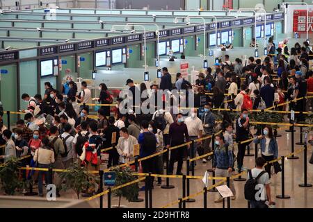Am 8. Oktober 2020 laufen Menschen auf dem internationalen Flughafen Kunming Changshui in der Stadt Kunming, südwestlich der Provinz Yunnan in China. Stockfoto