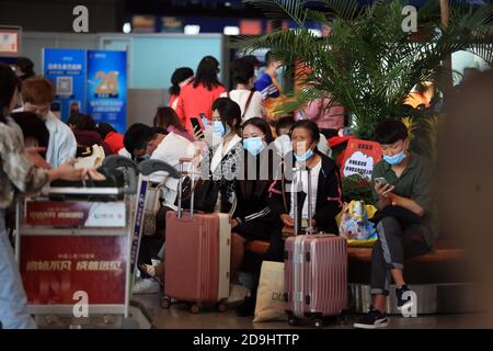 Am 8. Oktober 2020 laufen Menschen auf dem internationalen Flughafen Kunming Changshui in der Stadt Kunming, südwestlich der Provinz Yunnan in China. Stockfoto