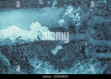 Abstrakte Kunst Hintergrund marineblau und grau Farben. Aquarellmalerei auf Leinwand mit hellen Flecken und Farbverlauf. Fragment der Grafik auf Papier mit Pat Stockfoto
