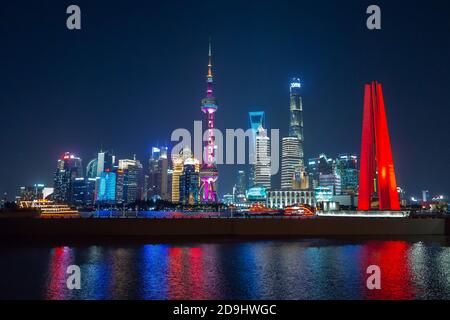 Die Skyline besteht aus lokalen Sehenswürdigkeiten wie Wolkenkratzern wie Shanghai Centre, dem Oriental Pearl Radio & Television Tower und Shanghai WOR Stockfoto