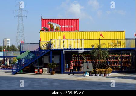 Restaurants, Hotels und Geschäfte für die Freizeit, die alle in verschiedenen Container gebaut sind, zusammen bilden eine kleine Stadt, die in der Lage ist, jeden as zu befriedigen Stockfoto