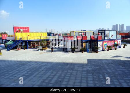 Restaurants, Hotels und Geschäfte für die Freizeit, die alle in verschiedenen Container gebaut sind, zusammen bilden eine kleine Stadt, die in der Lage ist, jeden as zu befriedigen Stockfoto