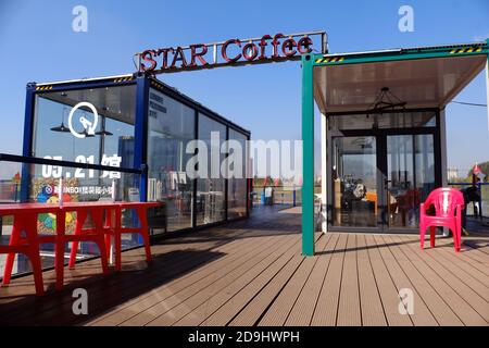 Restaurants, Hotels und Geschäfte für die Freizeit, die alle in verschiedenen Container gebaut sind, zusammen bilden eine kleine Stadt, die in der Lage ist, jeden as zu befriedigen Stockfoto