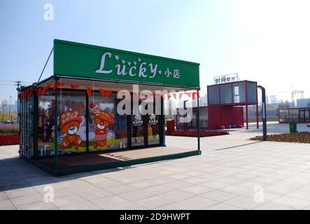 Restaurants, Hotels und Geschäfte für die Freizeit, die alle in verschiedenen Container gebaut sind, zusammen bilden eine kleine Stadt, die in der Lage ist, jeden as zu befriedigen Stockfoto
