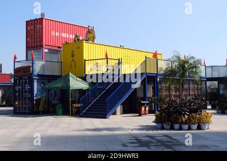 Restaurants, Hotels und Geschäfte für die Freizeit, die alle in verschiedenen Container gebaut sind, zusammen bilden eine kleine Stadt, die in der Lage ist, jeden as zu befriedigen Stockfoto