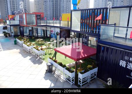 Restaurants, Hotels und Geschäfte für die Freizeit, die alle in verschiedenen Container gebaut sind, zusammen bilden eine kleine Stadt, die in der Lage ist, jeden as zu befriedigen Stockfoto