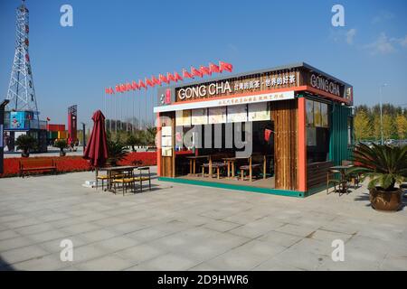 Restaurants, Hotels und Geschäfte für die Freizeit, die alle in verschiedenen Container gebaut sind, zusammen bilden eine kleine Stadt, die in der Lage ist, jeden as zu befriedigen Stockfoto