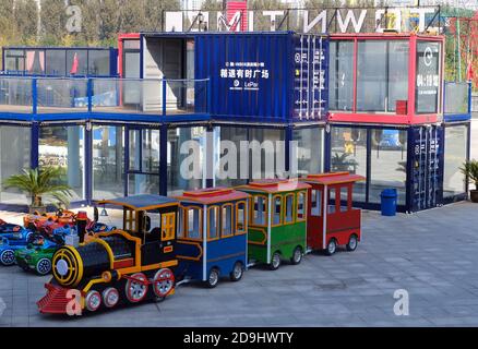 Restaurants, Hotels und Geschäfte für die Freizeit, die alle in verschiedenen Container gebaut sind, zusammen bilden eine kleine Stadt, die in der Lage ist, jeden as zu befriedigen Stockfoto