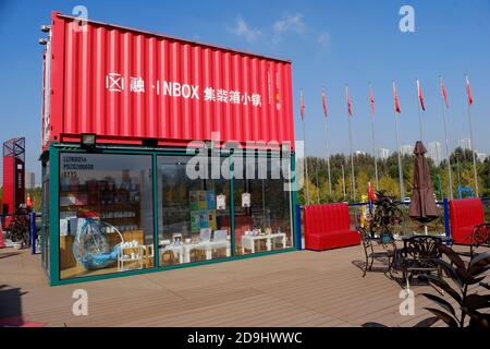 Restaurants, Hotels und Geschäfte für die Freizeit, die alle in verschiedenen Container gebaut sind, zusammen bilden eine kleine Stadt, die in der Lage ist, jeden as zu befriedigen Stockfoto