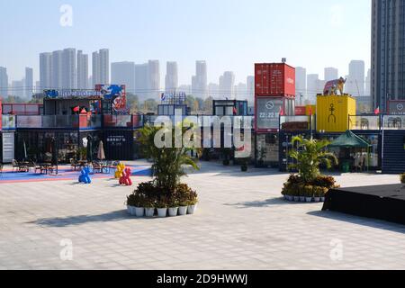 Restaurants, Hotels und Geschäfte für die Freizeit, die alle in verschiedenen Container gebaut sind, zusammen bilden eine kleine Stadt, die in der Lage ist, jeden as zu befriedigen Stockfoto