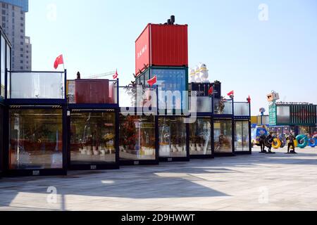 Restaurants, Hotels und Geschäfte für die Freizeit, die alle in verschiedenen Container gebaut sind, zusammen bilden eine kleine Stadt, die in der Lage ist, jeden as zu befriedigen Stockfoto