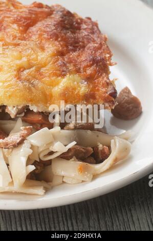 Pudding mit Waldhuhn (Laetiporus sulfureus) Pilz, Pasta und Käse Stockfoto