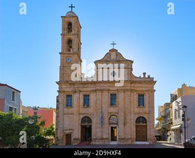 Kirche und griechisch-orthodoxe Kathedrale der Darstellung der Jungfrau Maria in Chania, Kreta, Griechenland am frühen Morgen. Frontalaufnahme der Fassade. Stockfoto