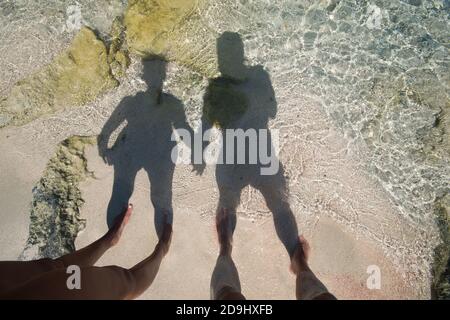 Der Schatten eines Mannes und einer Frau in der Liebe spiegelt sich an der Küste. Stockfoto