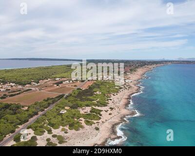 Luftaufnahme mit Drohne von der Küste. Formentera Insel, Spanien. Stockfoto